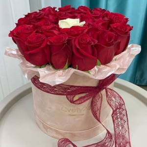 Круглая коробка с цветами "Потому что люблю!"